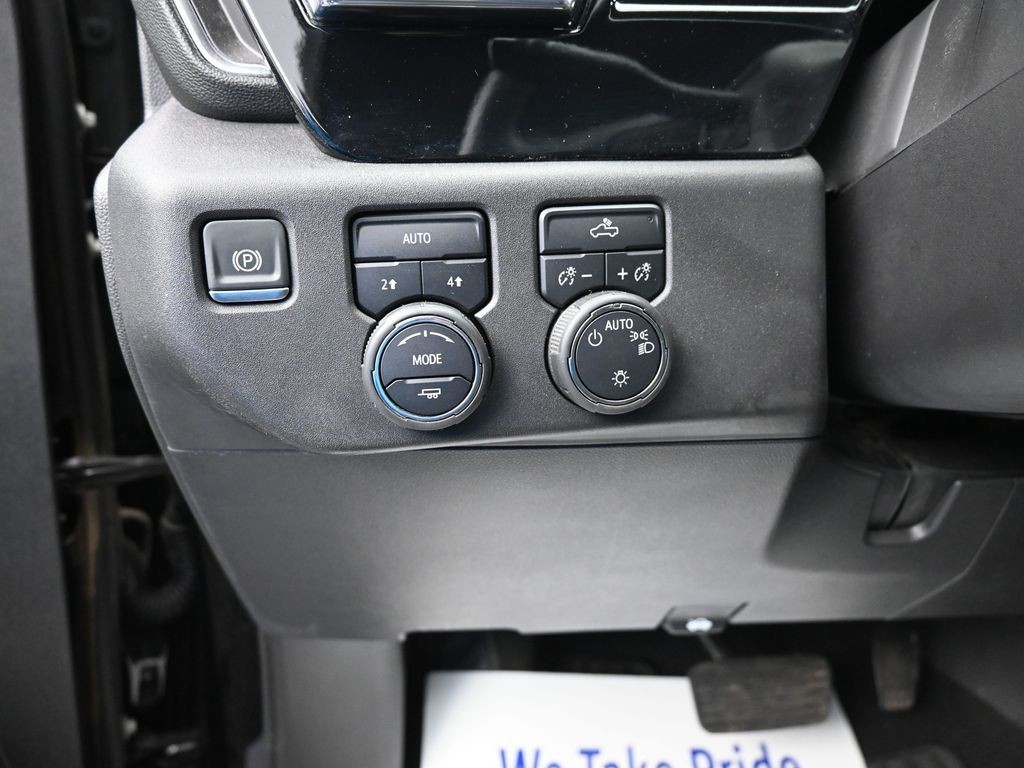 Chevrolet Silverado 1500 Vehicle Full-screen Gallery Image 11
