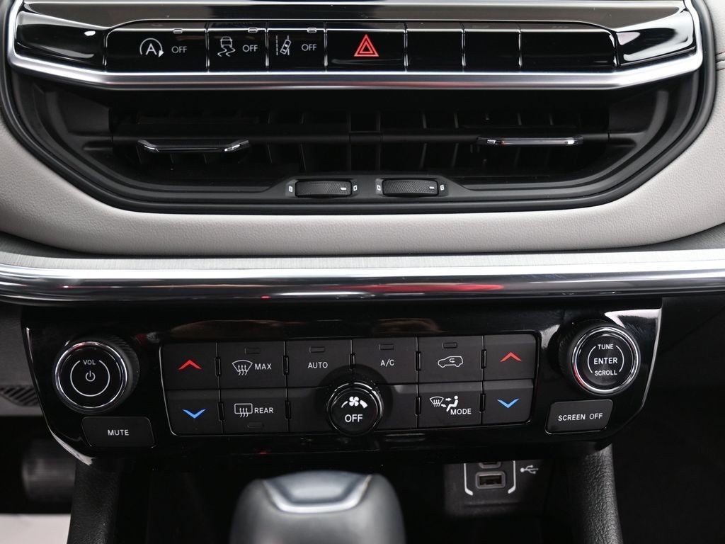 Jeep Compass Vehicle Full-screen Gallery Image 11