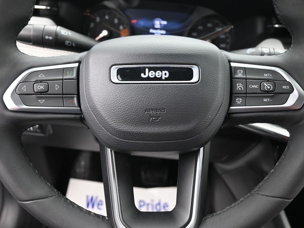 Jeep Compass Vehicle Full-screen Gallery Image 13