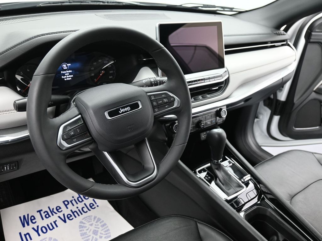 Jeep Compass Vehicle Full-screen Gallery Image 16