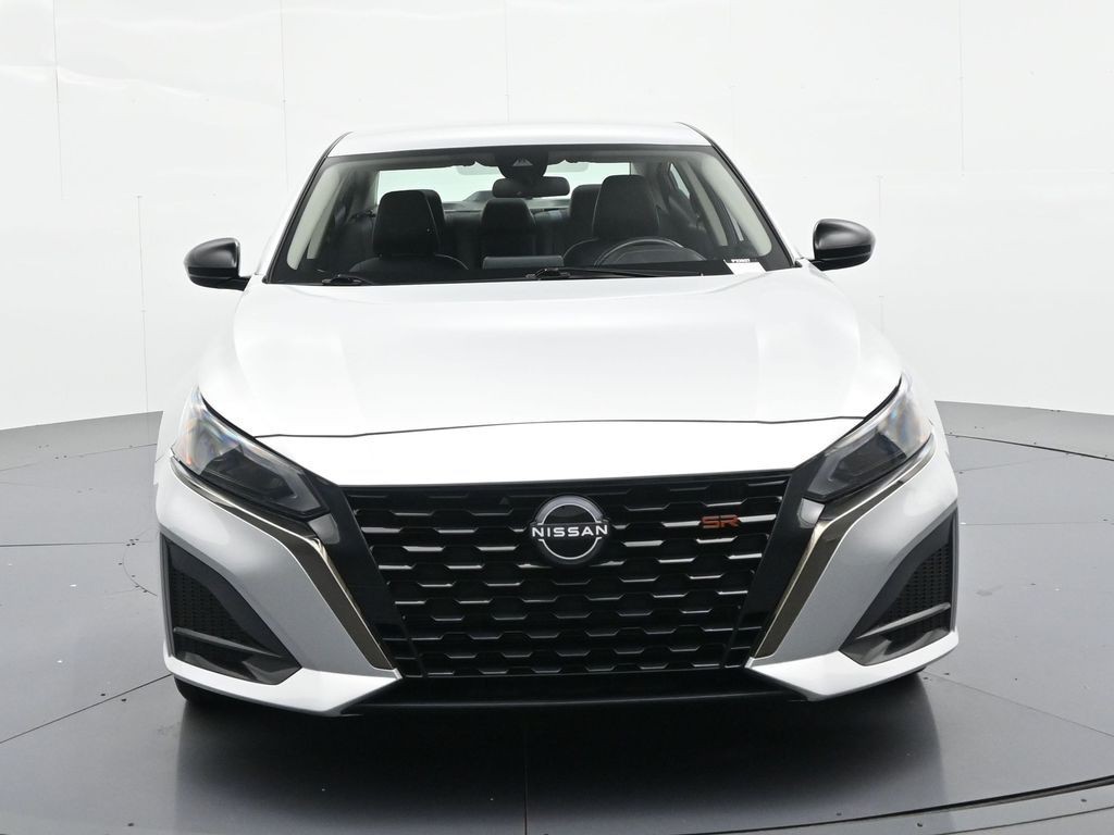 Nissan Altima Vehicle Full-screen Gallery Image 3
