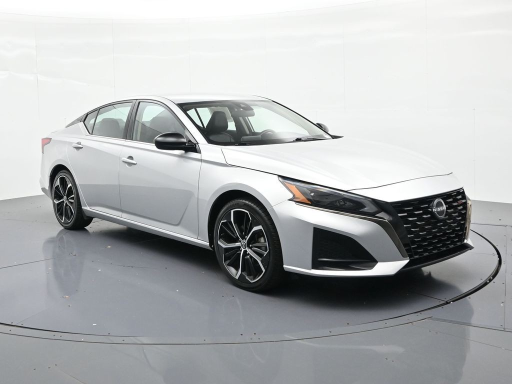 Nissan Altima Vehicle Full-screen Gallery Image 4