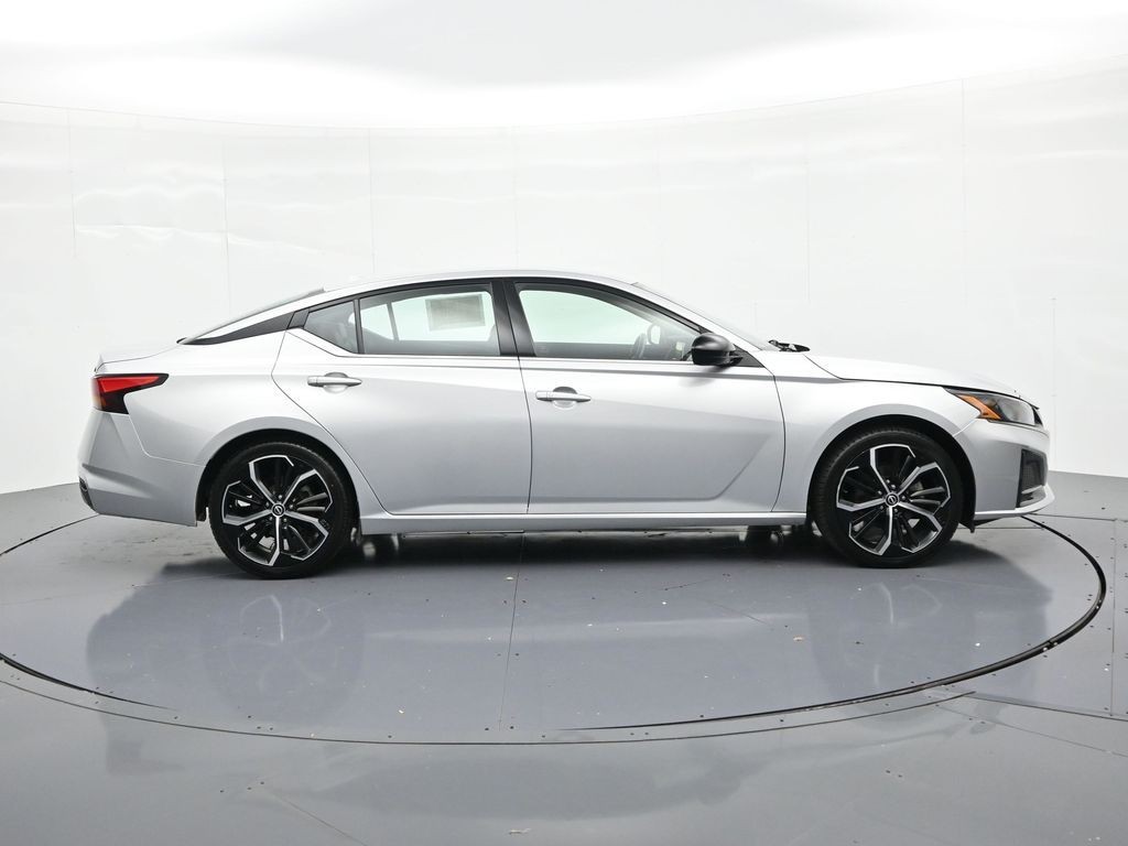 Nissan Altima Vehicle Full-screen Gallery Image 5