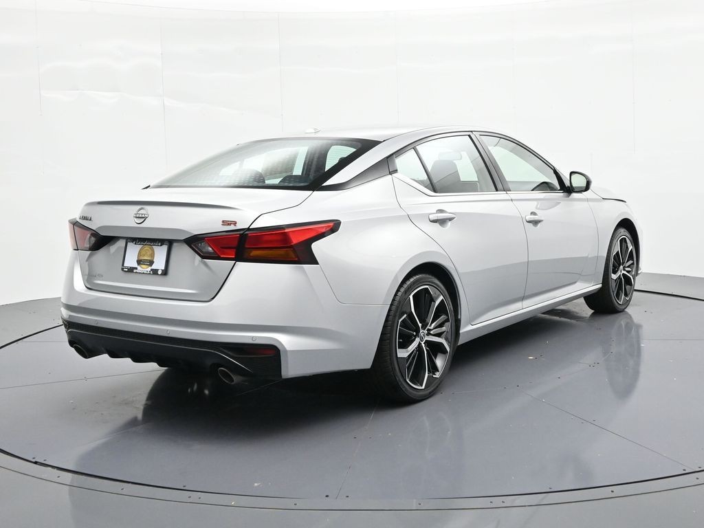 Nissan Altima Vehicle Full-screen Gallery Image 6