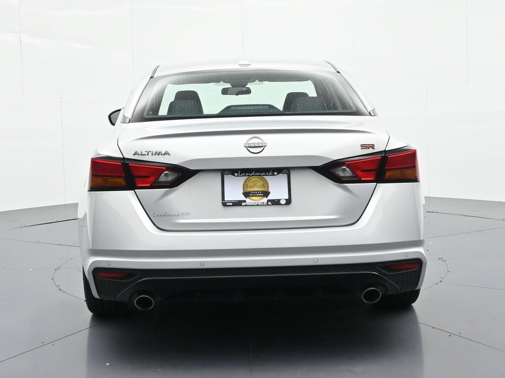 Nissan Altima Vehicle Full-screen Gallery Image 7