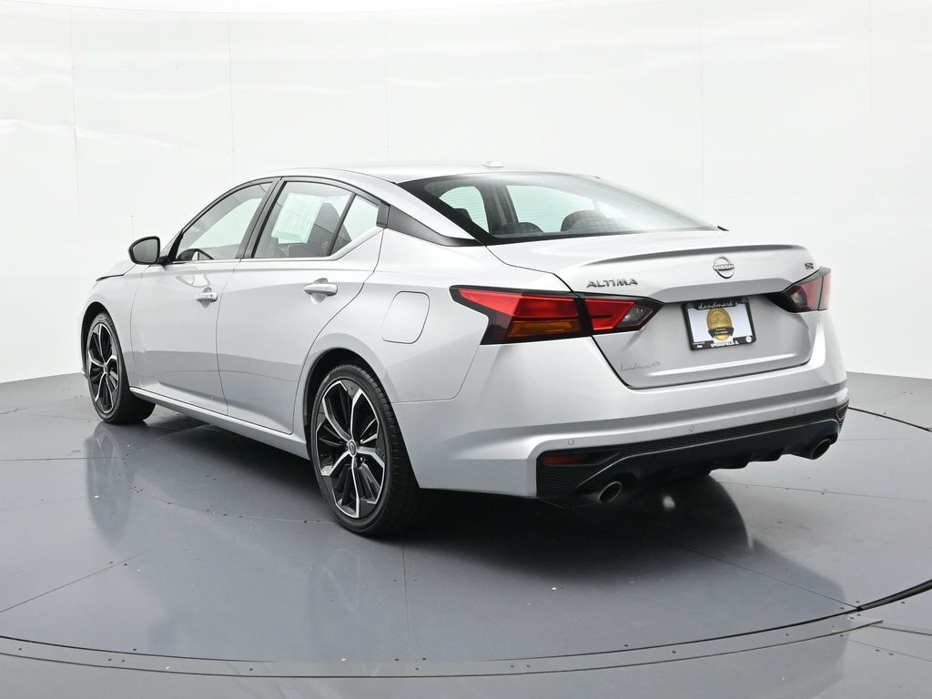 Nissan Altima Vehicle Full-screen Gallery Image 8