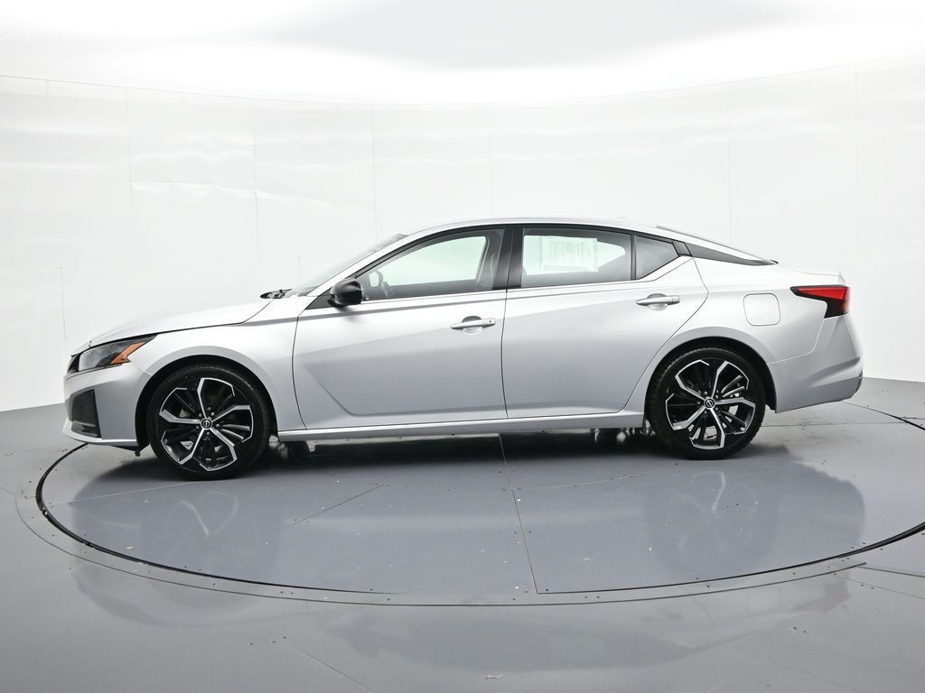 Nissan Altima Vehicle Full-screen Gallery Image 9