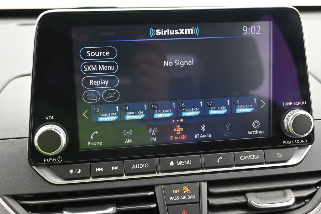 Nissan Altima Vehicle Full-screen Gallery Image 10