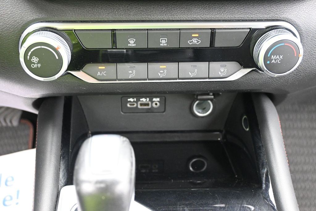 Nissan Altima Vehicle Full-screen Gallery Image 11