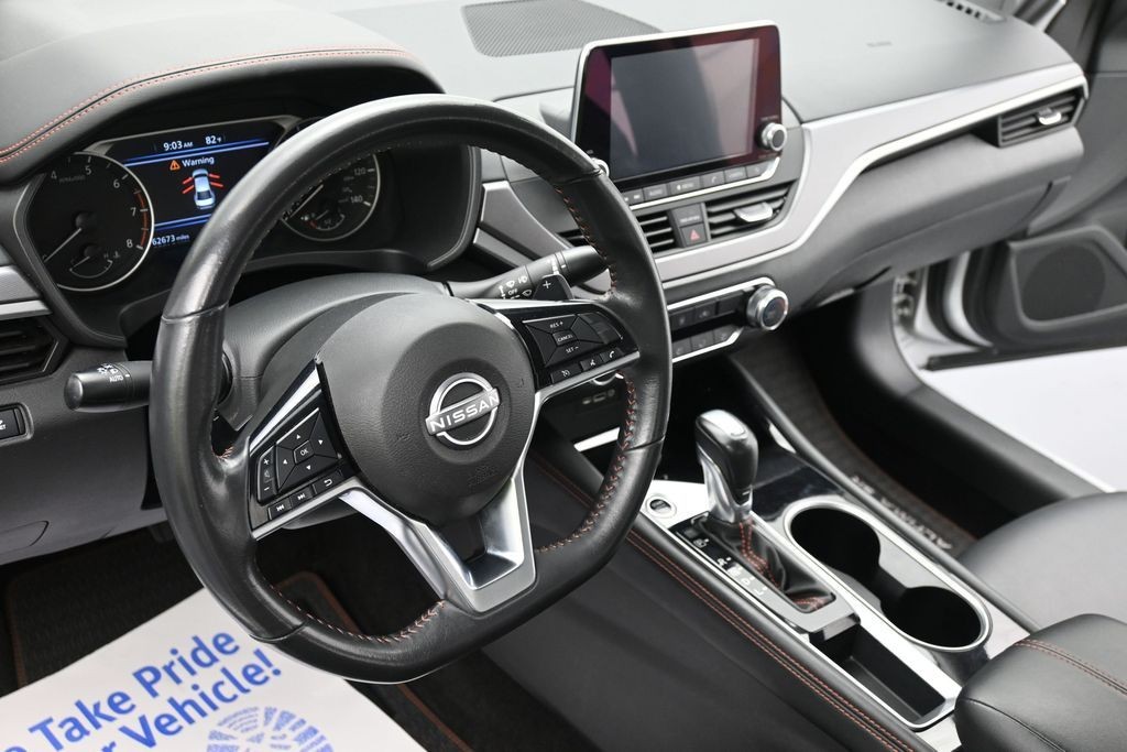 Nissan Altima Vehicle Full-screen Gallery Image 13