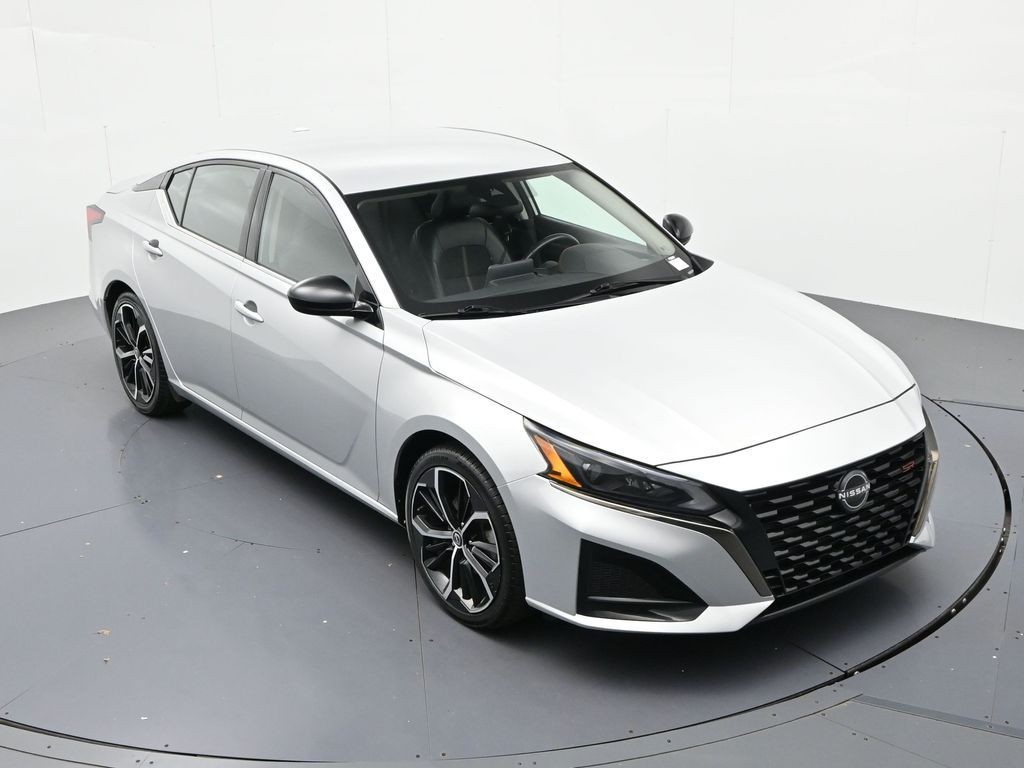 Nissan Altima Vehicle Full-screen Gallery Image 14