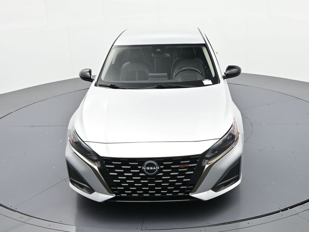Nissan Altima Vehicle Full-screen Gallery Image 15