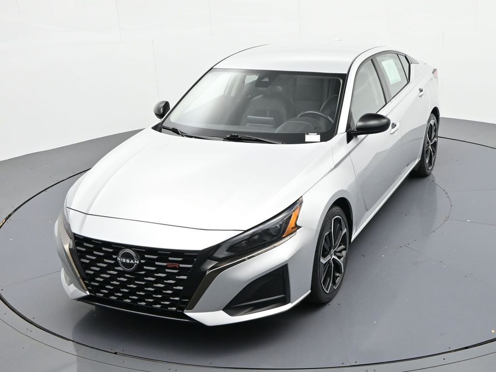 Nissan Altima Vehicle Full-screen Gallery Image 16