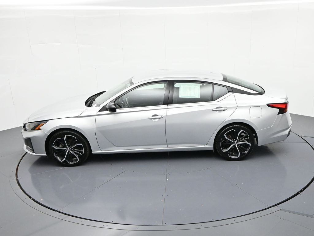 Nissan Altima Vehicle Full-screen Gallery Image 17