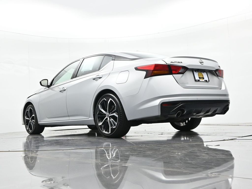 Nissan Altima Vehicle Full-screen Gallery Image 18