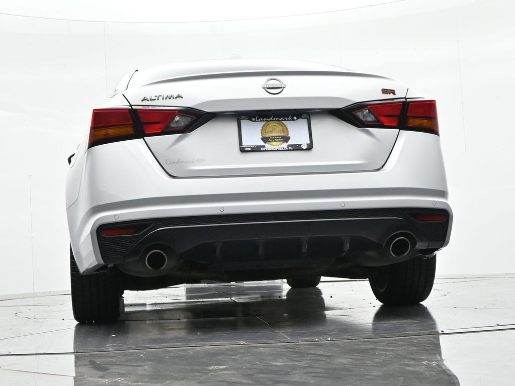 Nissan Altima Vehicle Full-screen Gallery Image 19