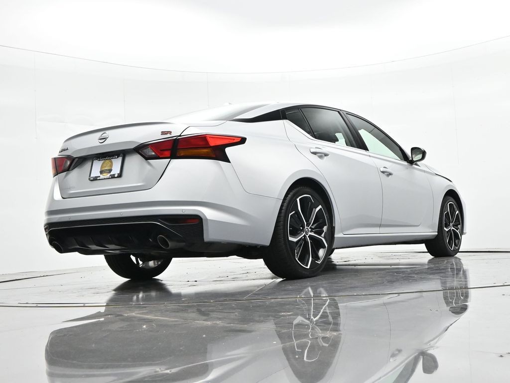 Nissan Altima Vehicle Full-screen Gallery Image 20