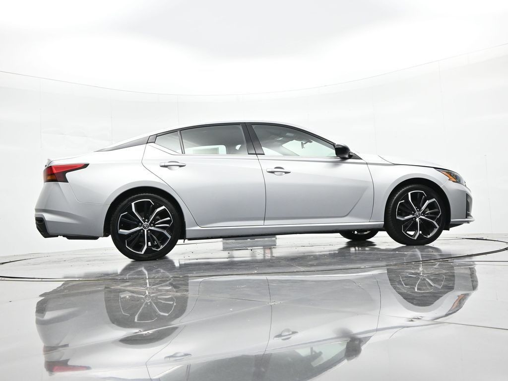 Nissan Altima Vehicle Full-screen Gallery Image 21