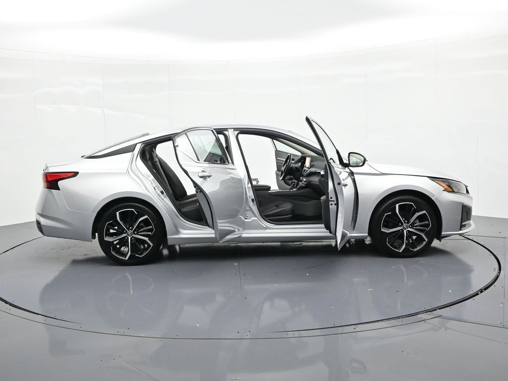 Nissan Altima Vehicle Full-screen Gallery Image 22