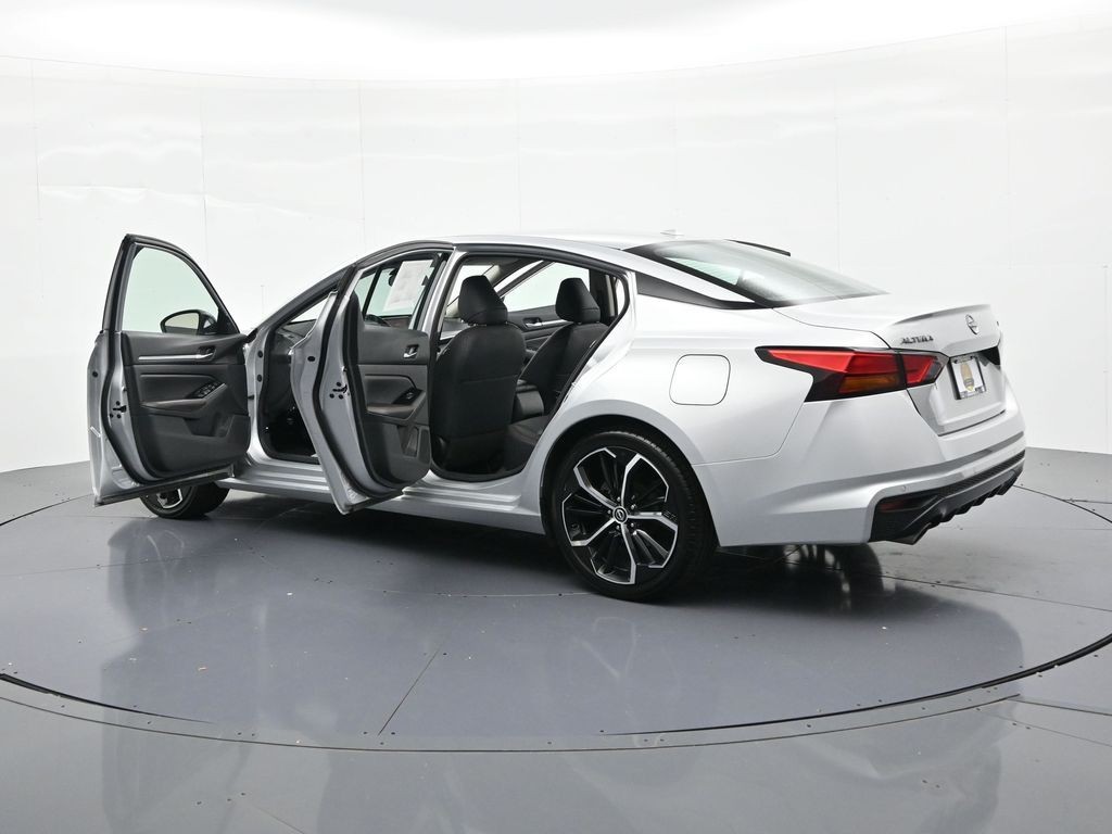 Nissan Altima Vehicle Full-screen Gallery Image 23