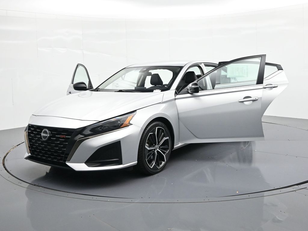 Nissan Altima Vehicle Full-screen Gallery Image 24