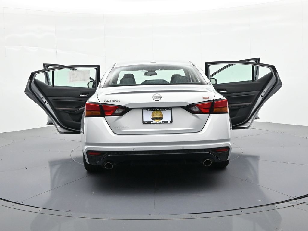 Nissan Altima Vehicle Full-screen Gallery Image 25