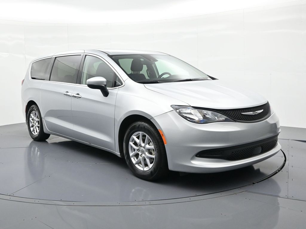 Chrysler Voyager Vehicle Full-screen Gallery Image 04