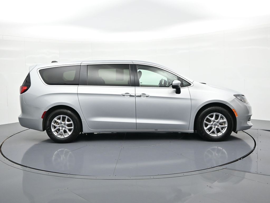 Chrysler Voyager Vehicle Full-screen Gallery Image 05