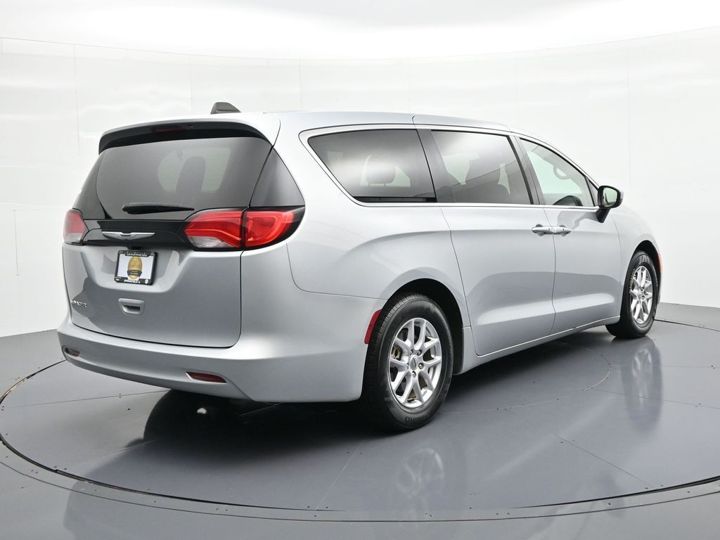 Chrysler Voyager Vehicle Full-screen Gallery Image 06