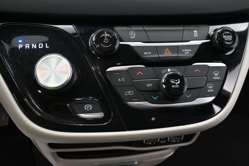 Chrysler Voyager Vehicle Full-screen Gallery Image 10