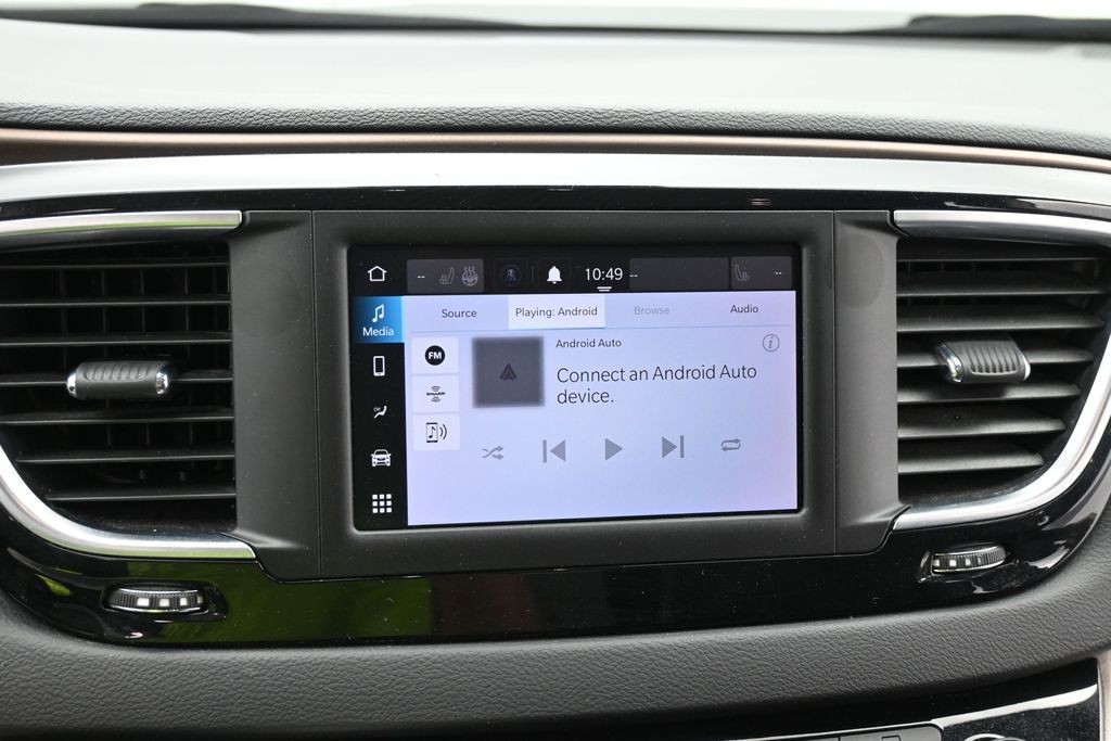 Chrysler Voyager Vehicle Full-screen Gallery Image 11