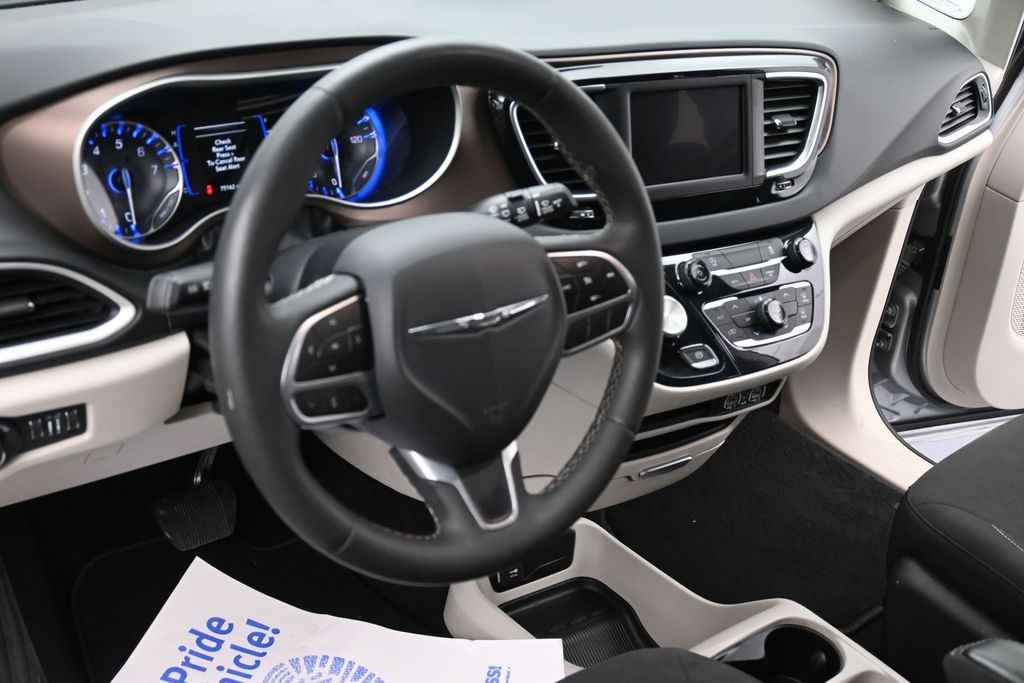 Chrysler Voyager Vehicle Full-screen Gallery Image 13