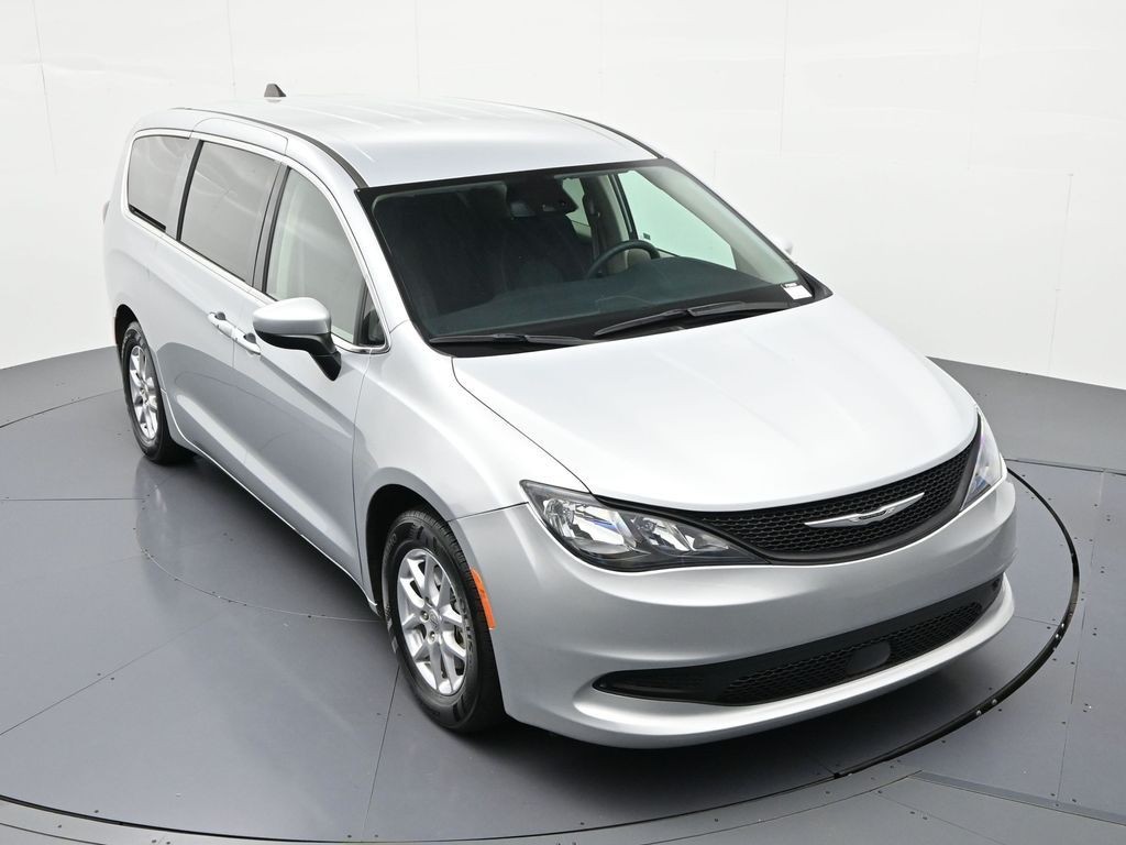 Chrysler Voyager Vehicle Full-screen Gallery Image 14