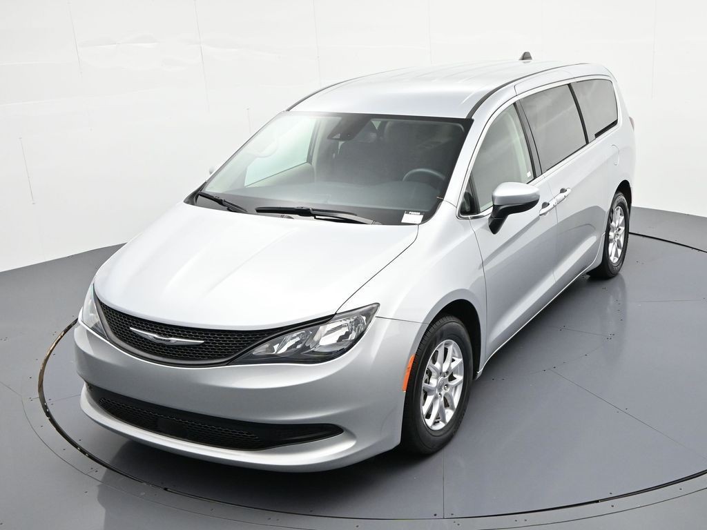 Chrysler Voyager Vehicle Full-screen Gallery Image 16