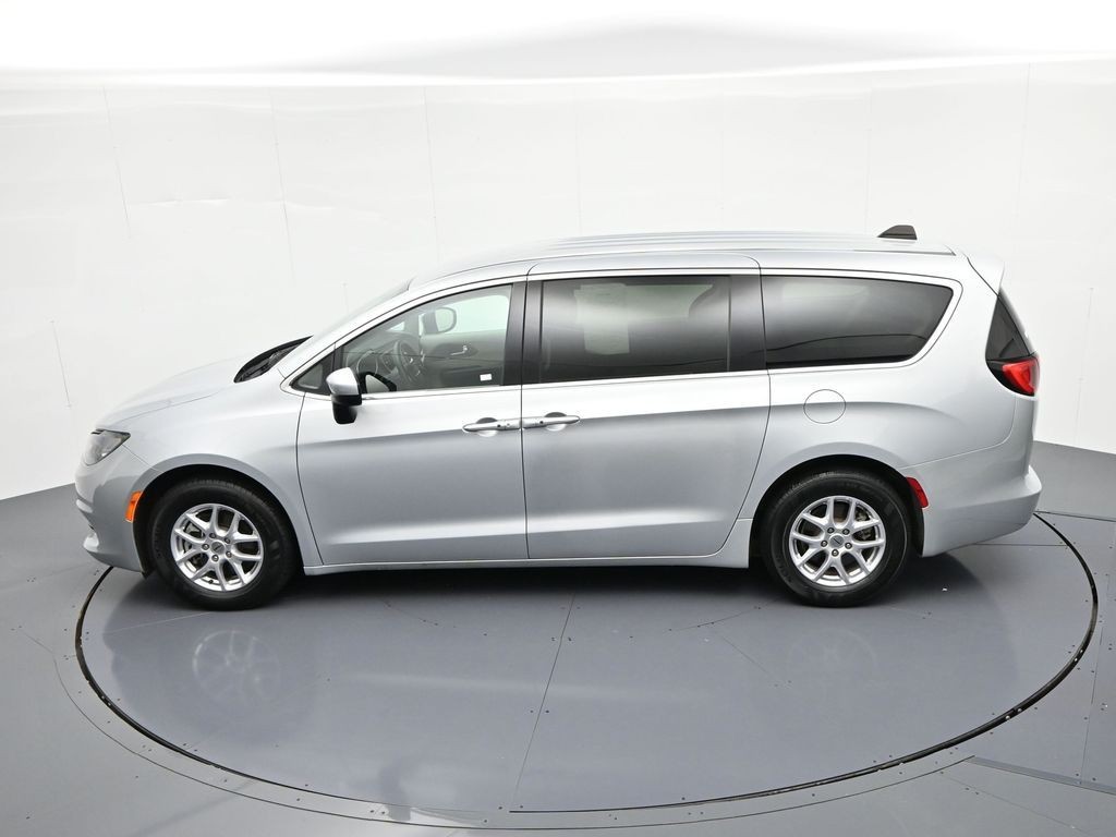 Chrysler Voyager Vehicle Full-screen Gallery Image 17