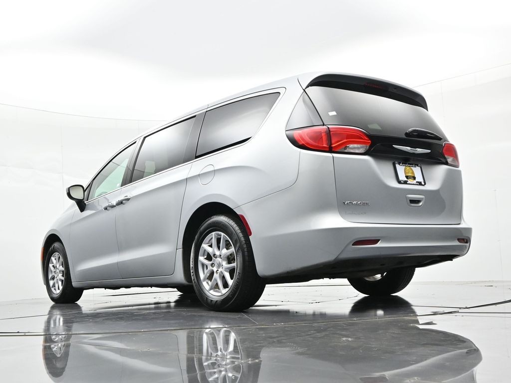 Chrysler Voyager Vehicle Full-screen Gallery Image 18