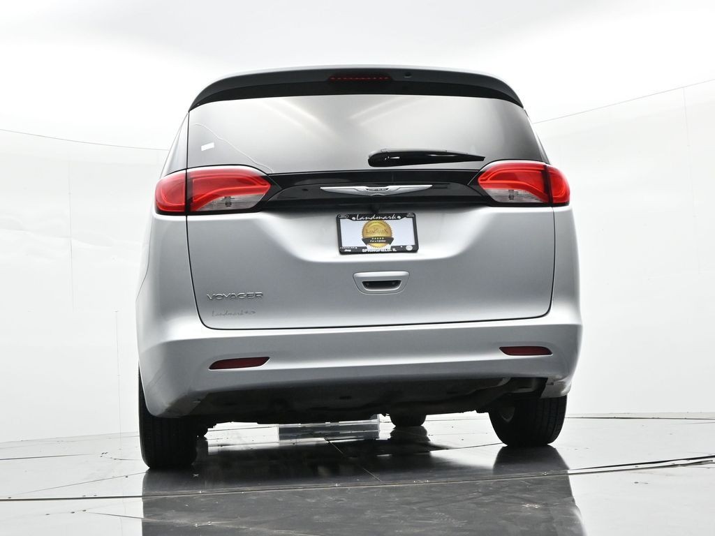 Chrysler Voyager Vehicle Full-screen Gallery Image 19