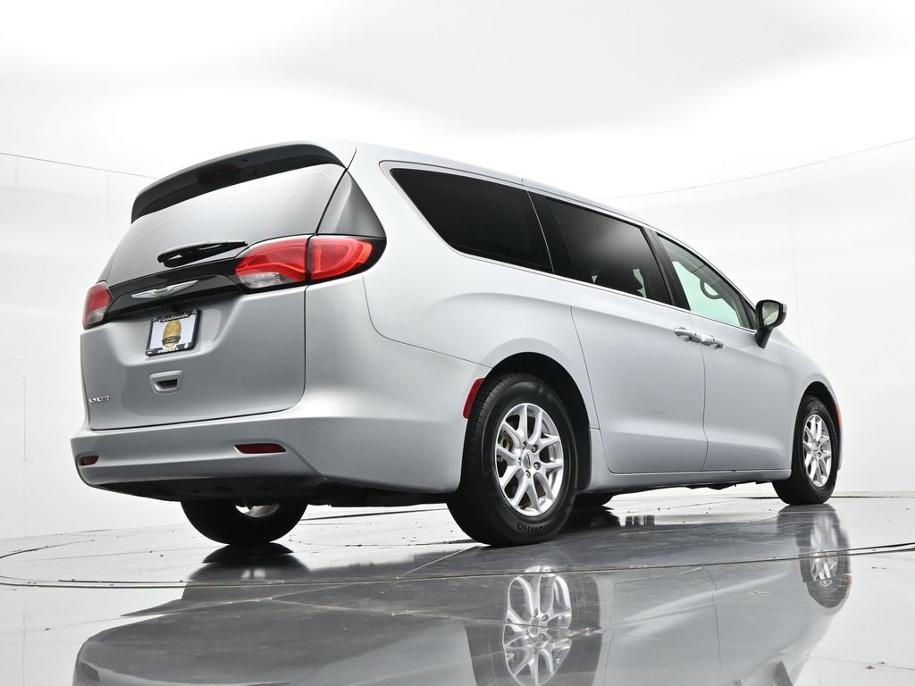 Chrysler Voyager Vehicle Full-screen Gallery Image 20