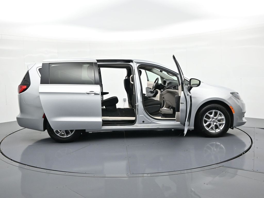 Chrysler Voyager Vehicle Full-screen Gallery Image 22