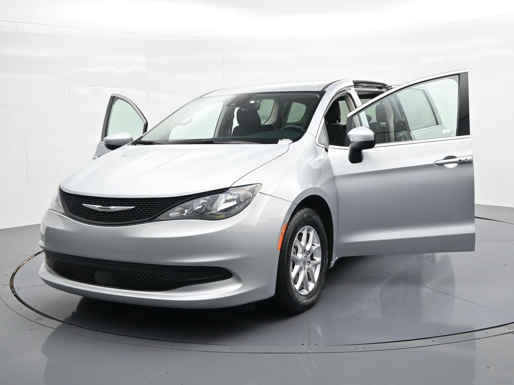 Chrysler Voyager Vehicle Full-screen Gallery Image 24