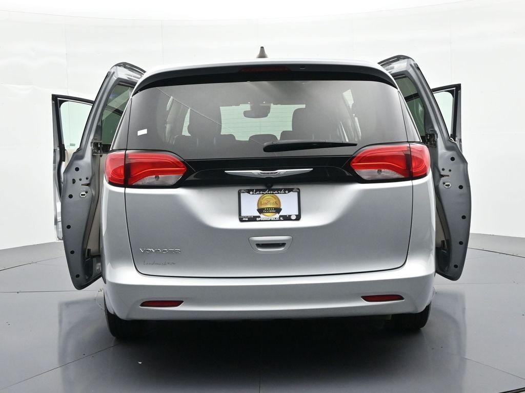 Chrysler Voyager Vehicle Full-screen Gallery Image 25