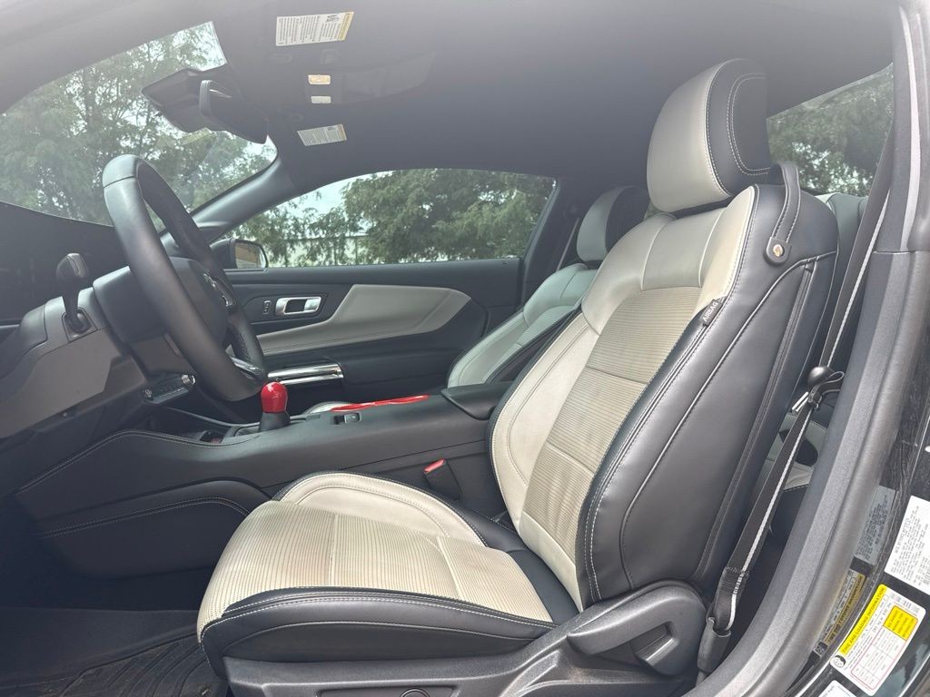 Ford Mustang Vehicle Full-screen Gallery Image 2
