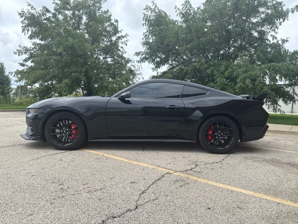 Ford Mustang Vehicle Full-screen Gallery Image 4