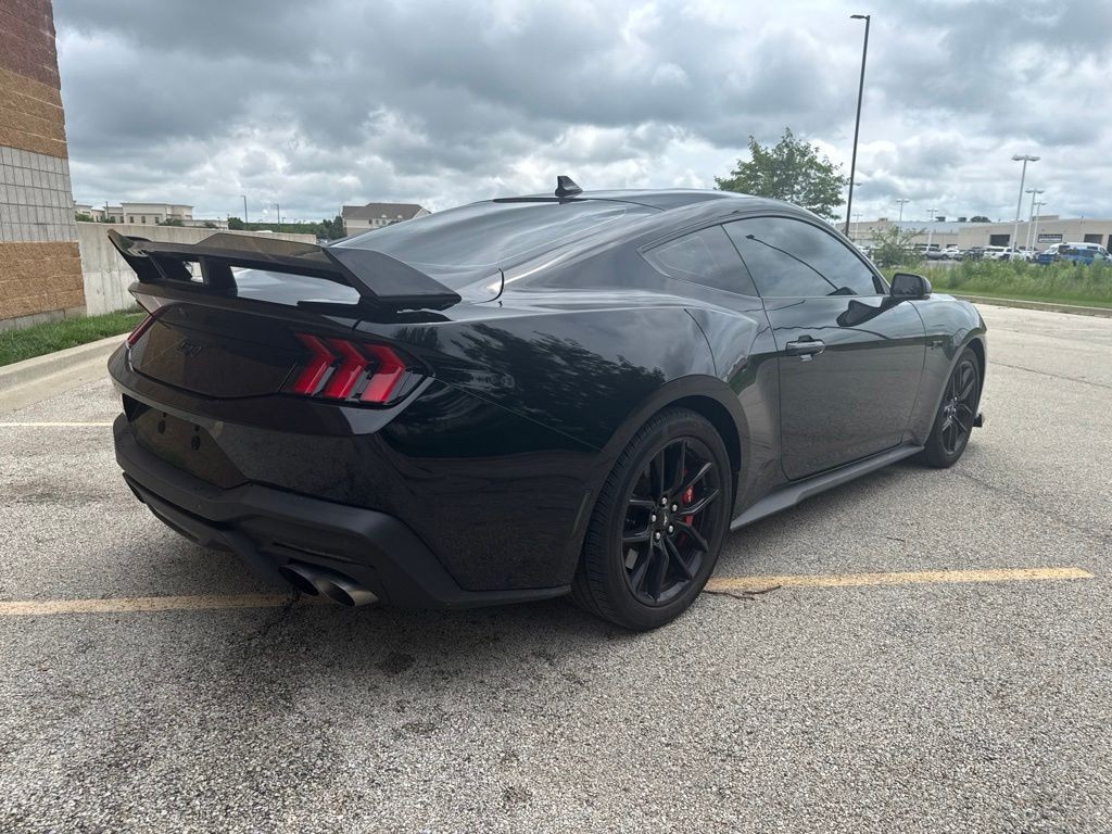 Ford Mustang Vehicle Full-screen Gallery Image 6