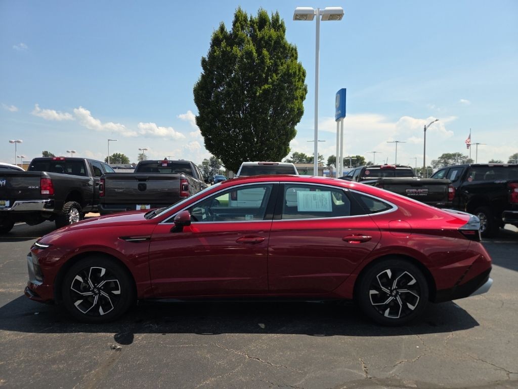 Hyundai Sonata Vehicle Full-screen Gallery Image 3