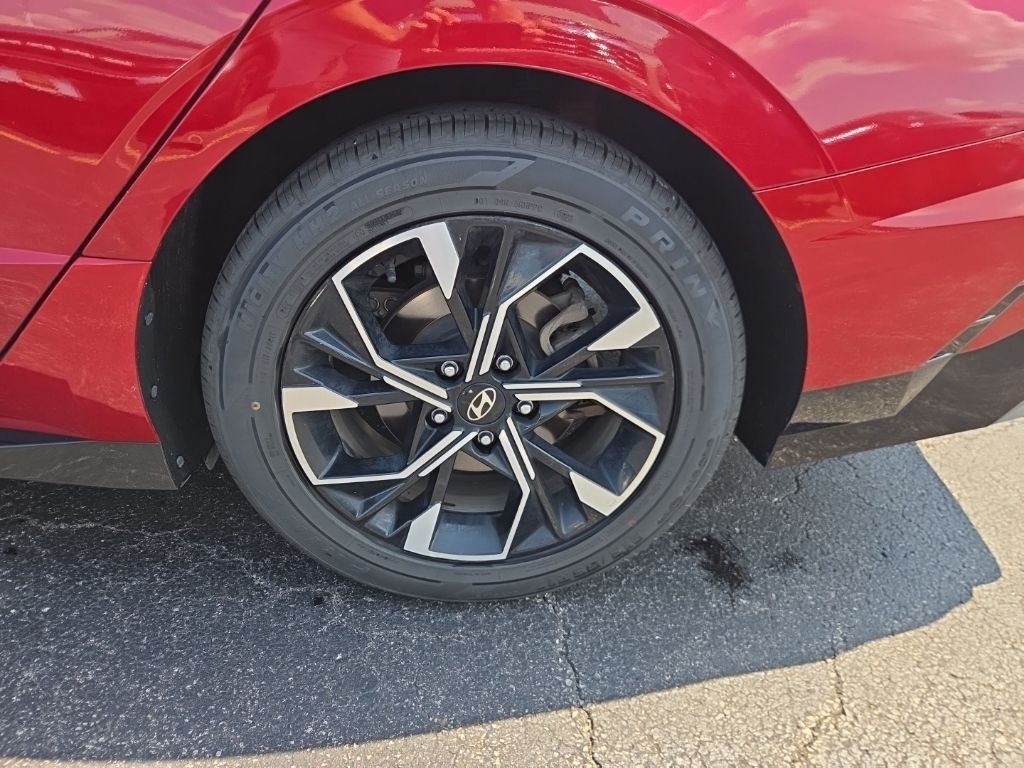 Hyundai Sonata Vehicle Full-screen Gallery Image 4