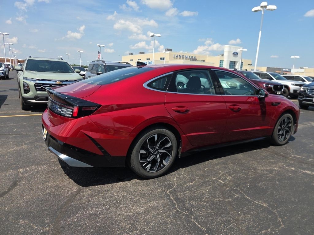 Hyundai Sonata Vehicle Full-screen Gallery Image 6