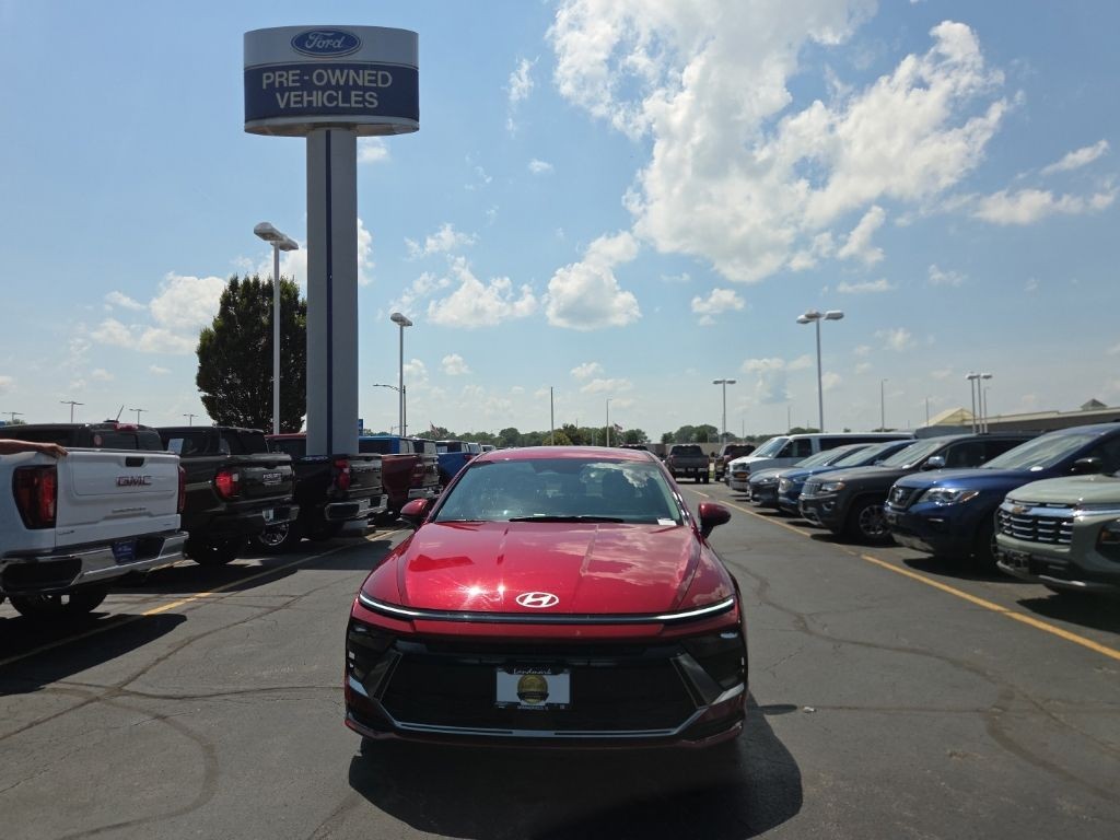 Hyundai Sonata Vehicle Full-screen Gallery Image 8