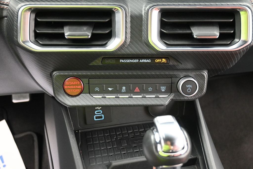 Ford Mustang Vehicle Full-screen Gallery Image 12