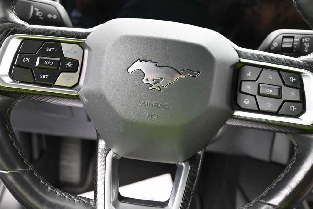 Ford Mustang Vehicle Full-screen Gallery Image 13